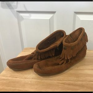 Minnetonka Women’s sz 10 fringe moccasins. Tan.